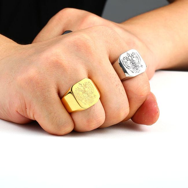 Приснилось кольцо мужчине. Печатки на пальцах. Печатка на палец мужская. Золотая печатка на пальце. Печатки мужские золото на пальце.