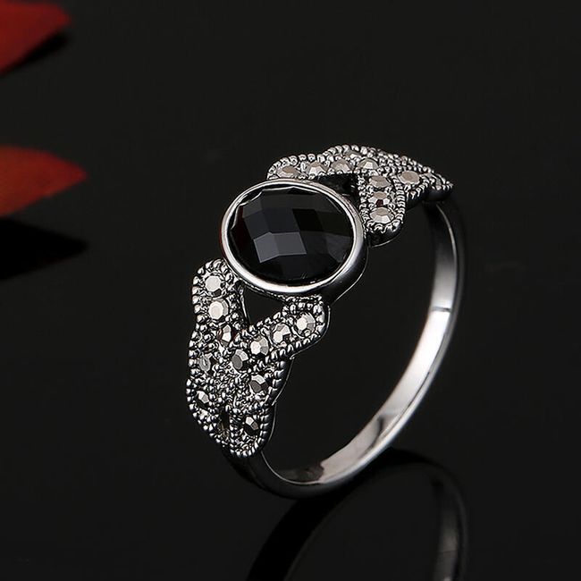 Elegáns, strasszokkal díszített gyűrű 1