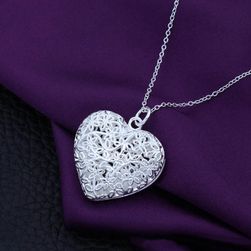 Ogrlica z obeskom velikega srca v srebrni barvi
