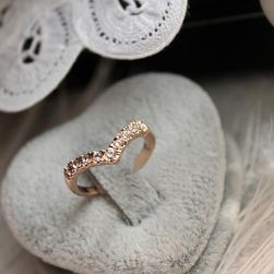 Prsten u obliku srca sa kamenčićima