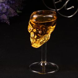 Sklenička na víno v podobě lebky
