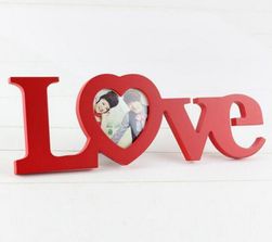 Ramka na zdjęcia w kształcie napisu LOVE